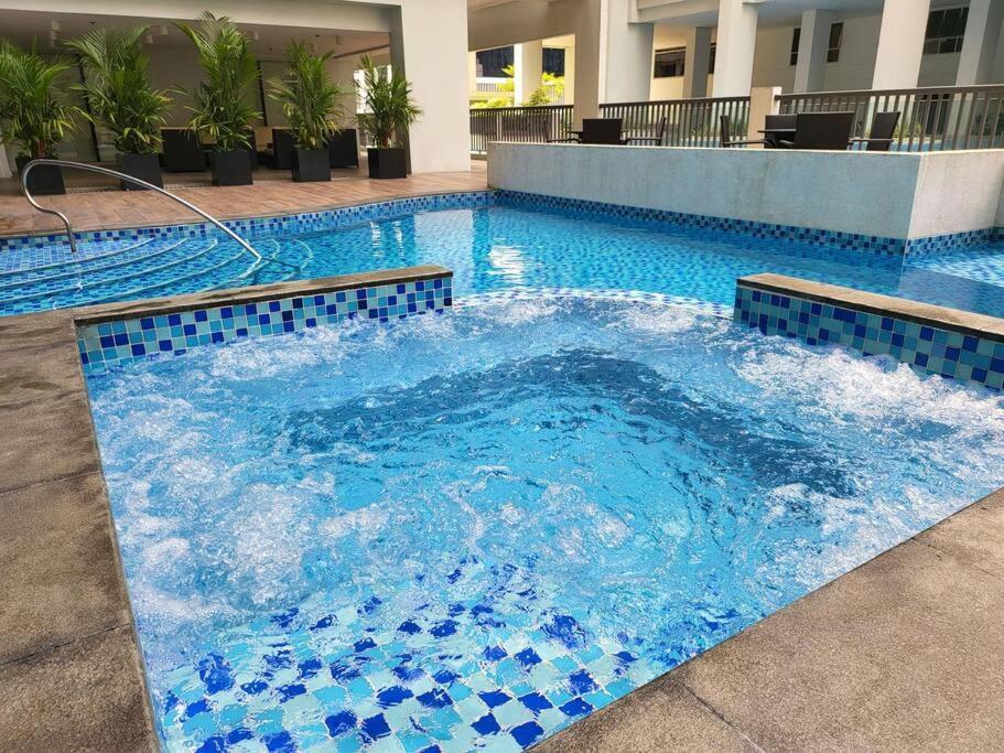 Appartement Luxury @ Bgc Sleeps 6 Comfortably Fast Wifi Pool! à Manille Extérieur photo