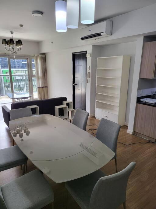 Appartement Luxury @ Bgc Sleeps 6 Comfortably Fast Wifi Pool! à Manille Extérieur photo