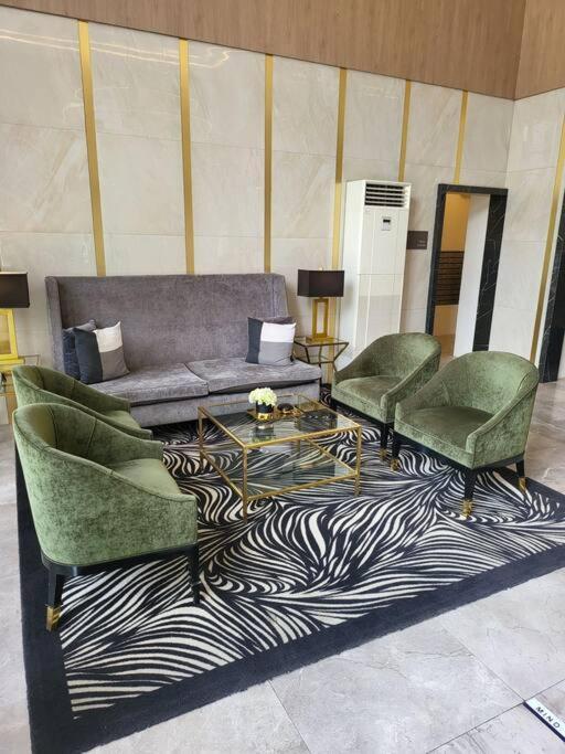 Appartement Luxury @ Bgc Sleeps 6 Comfortably Fast Wifi Pool! à Manille Extérieur photo