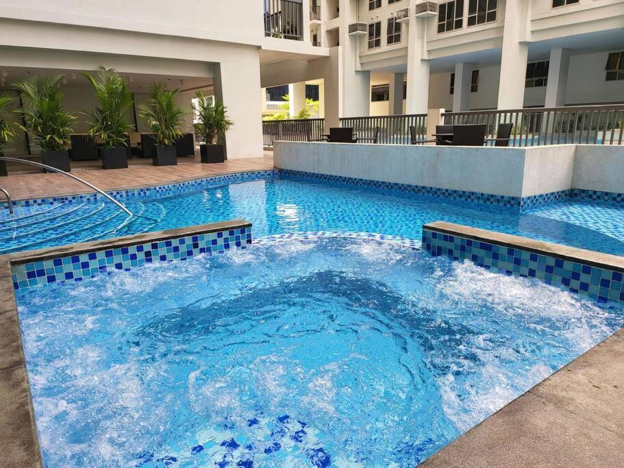 Appartement Luxury @ Bgc Sleeps 6 Comfortably Fast Wifi Pool! à Manille Extérieur photo