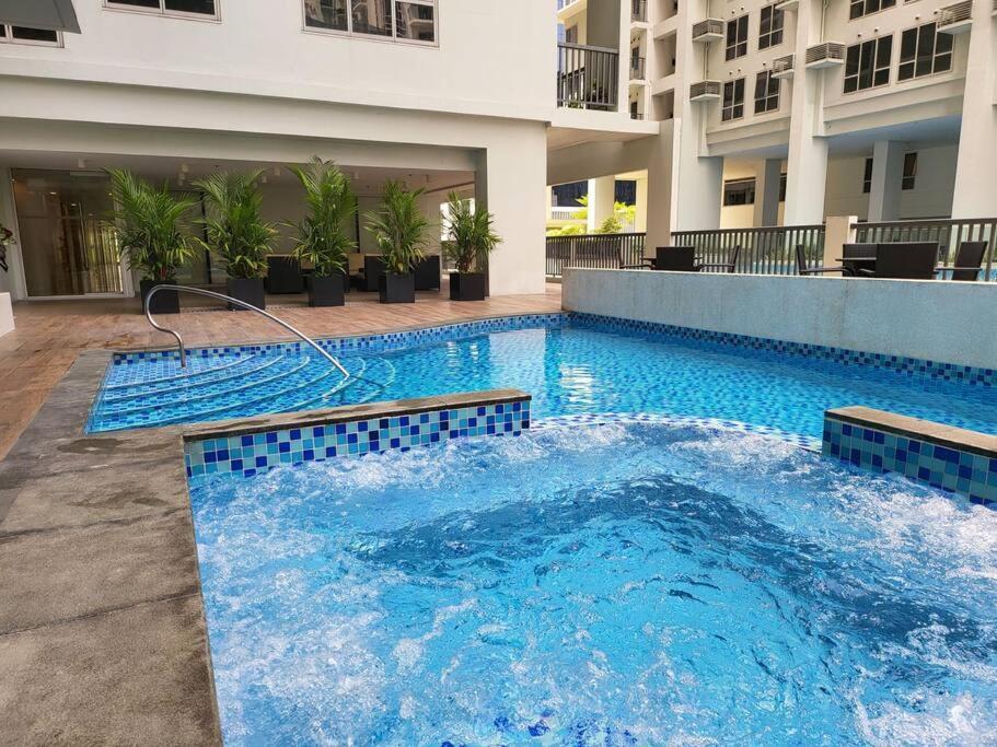 Appartement Luxury @ Bgc Sleeps 6 Comfortably Fast Wifi Pool! à Manille Extérieur photo